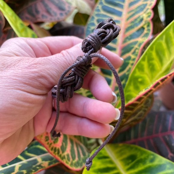 Leather adjustable bracelet - Picture 4 of 5